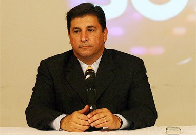 Carlos Nascimento sai no braço com travestis após tentativa de assalto