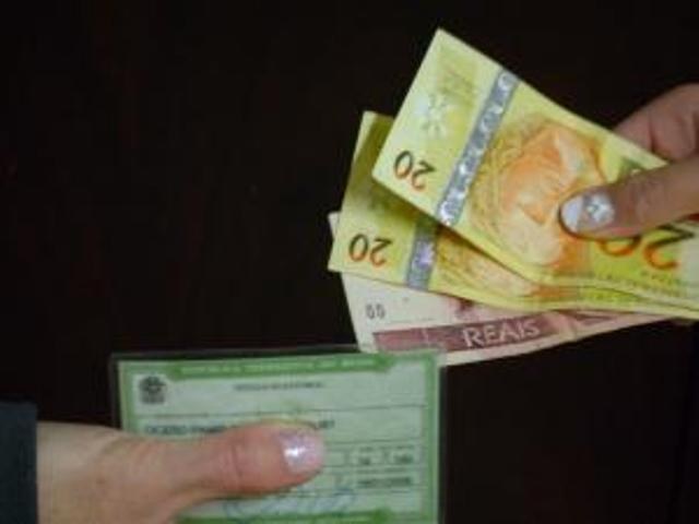 Vereador que disputava reeleição doa passagem e é preso por compra de voto