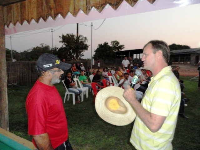 Goebel dá demonstração de elegância e deixa adversário falar em reunião