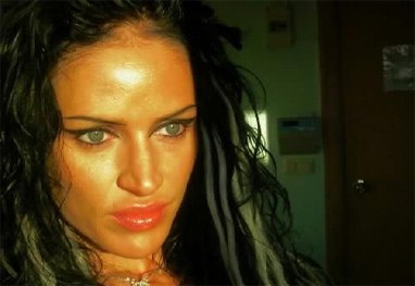 Sósia de Angelina Jolie esfaqueia homem que se negou a fazer sexo com ela