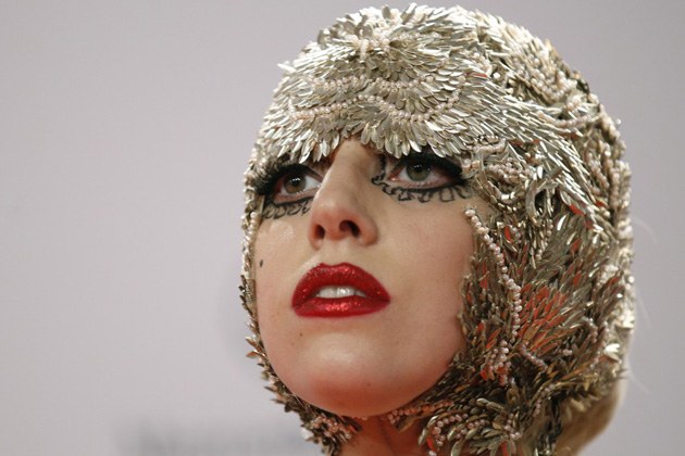 Lady Gaga está gravando novo CD nua no estúdio