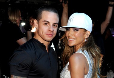 Cantora Jennifer Lopez trata o namorado dançarino como brinquedo