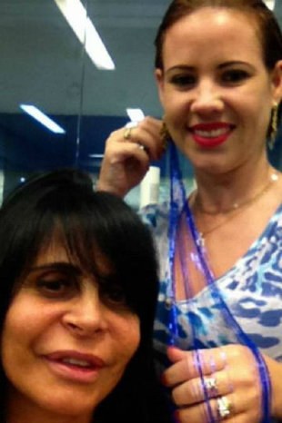 Gretchen inova e coloca fios de ouro azul no cabelo