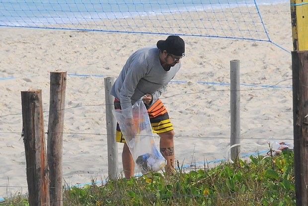 Ator Paulo Vilhena recolhe lixo em praia do Rio de Janeiro