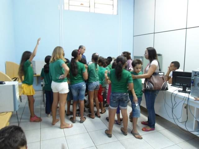 Alunos de escola municipal visitam gráfica que imprime jornal FOLHA DO SUL