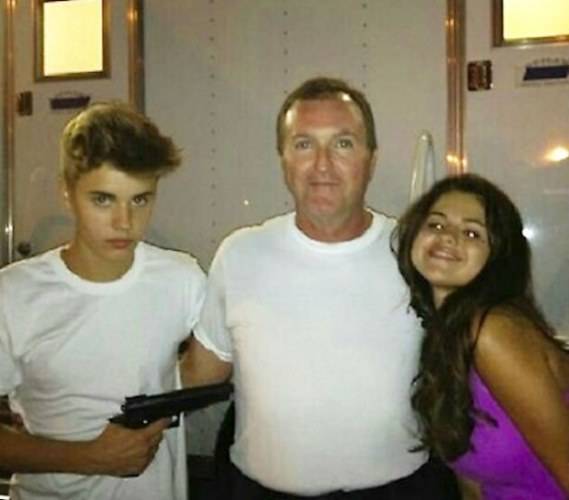 Justin Bieber causa polêmica ao posar com revólver