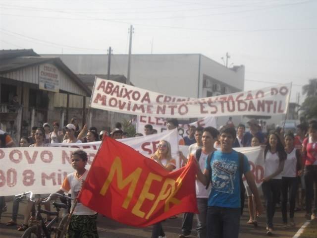 Estudantes protestam e conseguem reduzir aumento do salário de vereadores