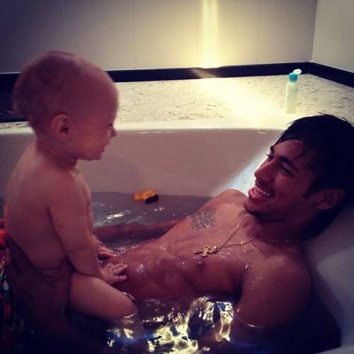 Neymar publica no Instagram, foto com o Davi Lucca na banheira