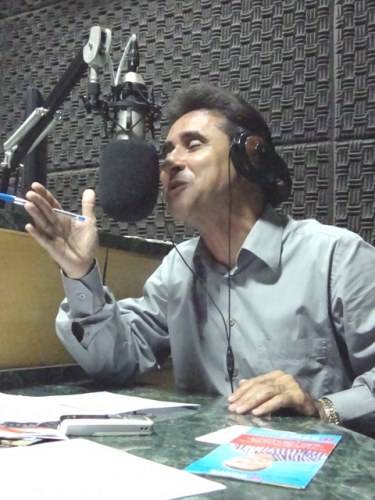 Candidato a prefeito do PSOL radicaliza e quebra hidrômetro no horário eleitoral