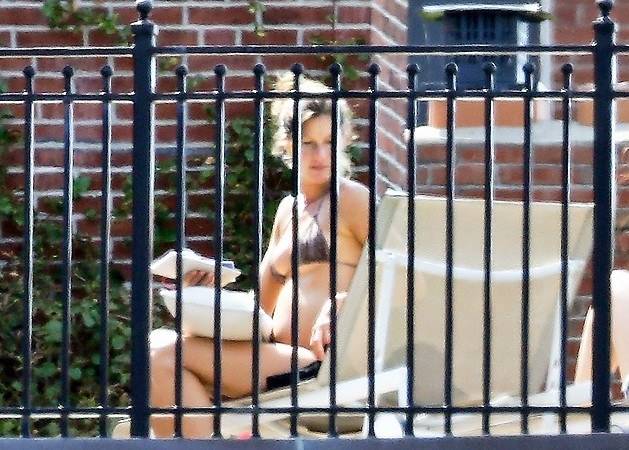 Grávida, Gisele Bündchen curte tarde em varanda de biquíni