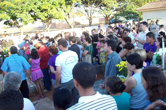 DEZENAS DE PESSOAS ACOMPANHAM FUNERAL DE CÁSSIA