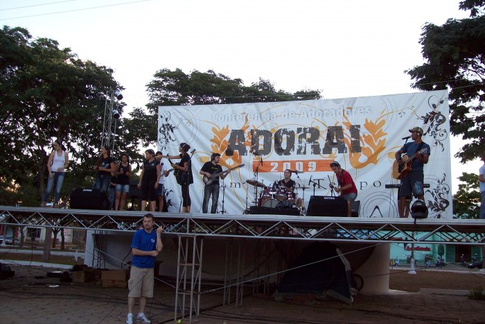 "ADORADORES" SE APRESENTAM NA PRAÇA DO SHOPPING