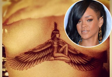 A cantora Rihanna faz tatuagem da deusa egípcia Ísis nos seios