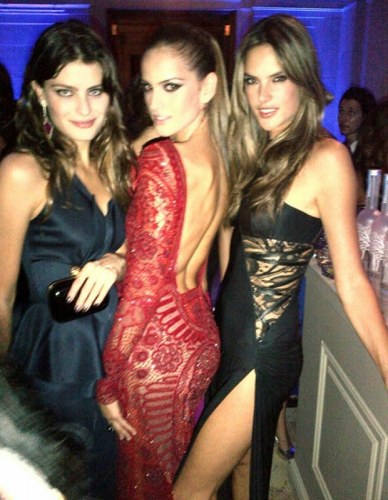 Alessandra Ambrosio capricha na fenda para se divertir com Izabel e Isabeli
