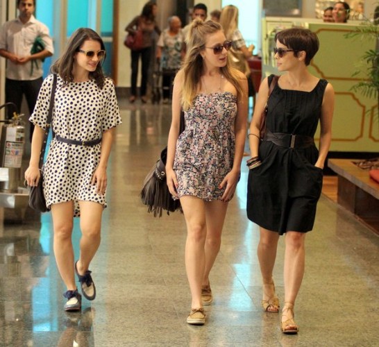 Débora Falabella, Caroline Abras e Bianca Comparato almoçam juntas