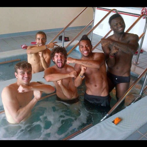 Alexandre Pato e Robinho mostram boa forma em foto na piscina
