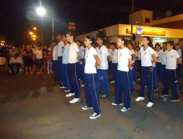 Professora se revolta com resultado de concurso realizado durante desfile cívico