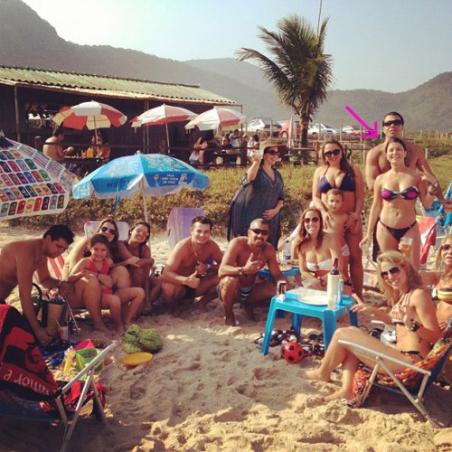 Bárbara Borges curte momento farofa na praia