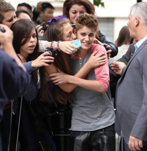 Justin Bieber é agarrado e beijado por fã e fica sem graça