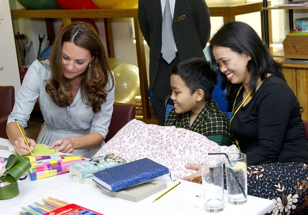 Kate Middleton visita adolescente com leucemia aguda na Malásia