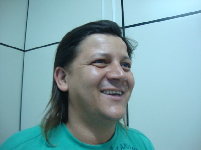 Candidato a vereador diz que mantém cabelo comprido para pagar promessa