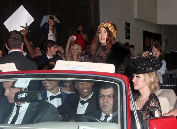 Lady Gaga faz festa à fantasia para lançamento de seu perfume