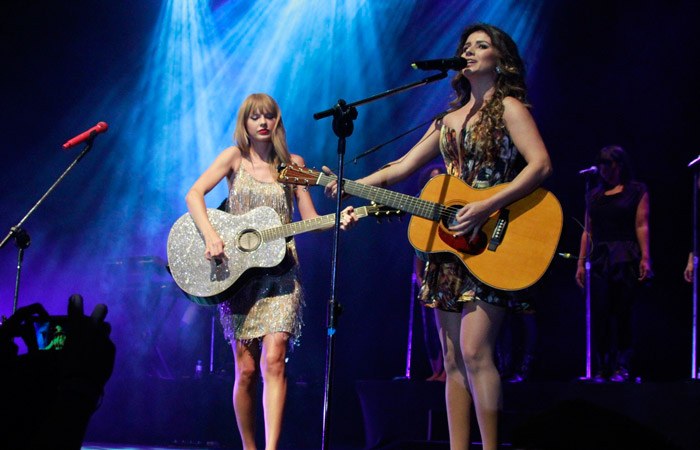 Paula Fernandes participa do show de Taylor Swift