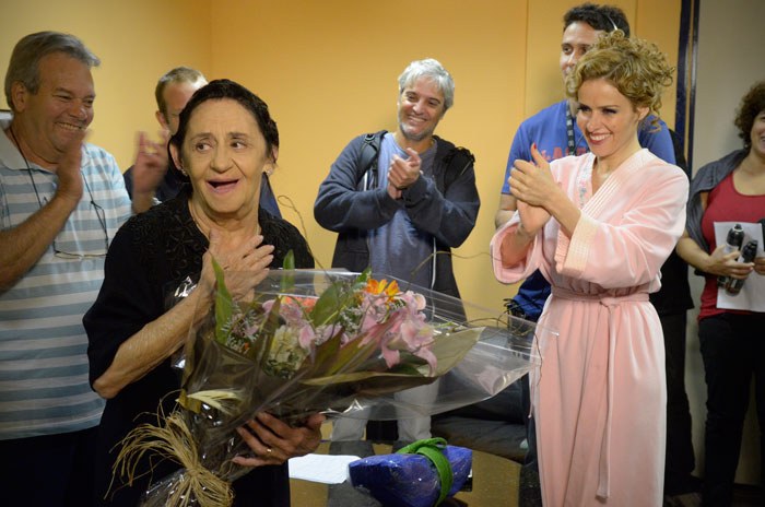 Laura Cardoso é homenageada pelo elenco de Gabriela