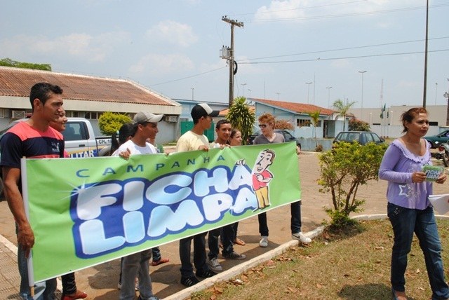 Jovens se mobilizam pela internet e fazem manifestação em favor da Ficha Limpa