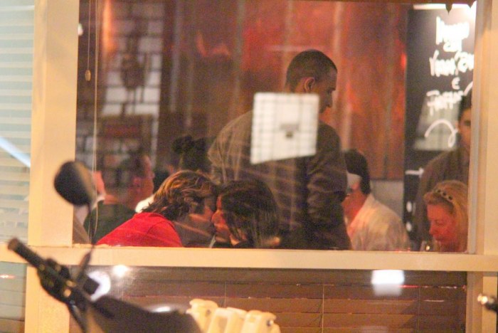 Bruno Mazzeo beija muito em restaurante
