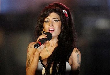 Cinzas de Amy Winehouse são enterradas em Londres