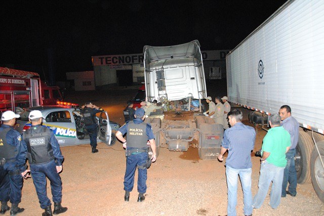 Fotos chocantes: motorista morre esmagado pela cabine do próprio caminhão