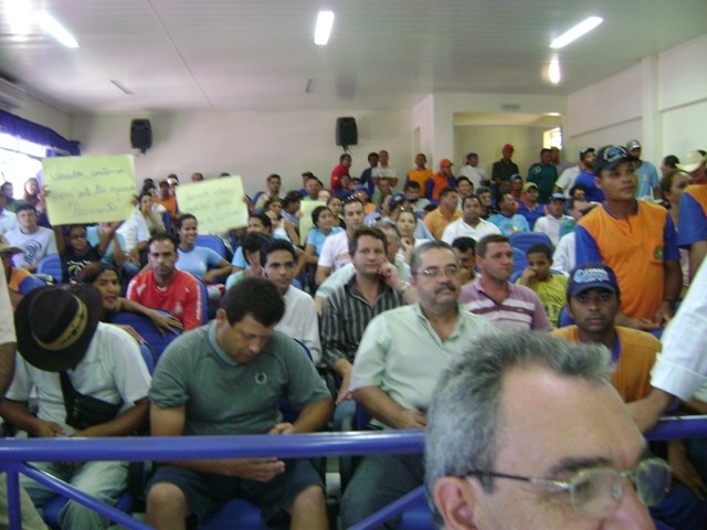 NA PRESSÃO: SERVIDORES LOTAM CÂMARA MAS VEREADORES NÃO VOTAM AUMENTO