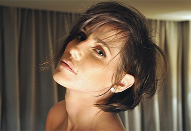Deborah Secco adota novo corte de cabelo