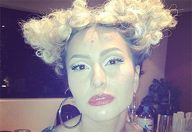 Sabrina Sato lembra Bozo com penteado exótico