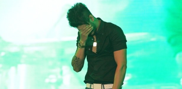 Gusttavo Lima se emociona no primeiro show depois da morte da irmã