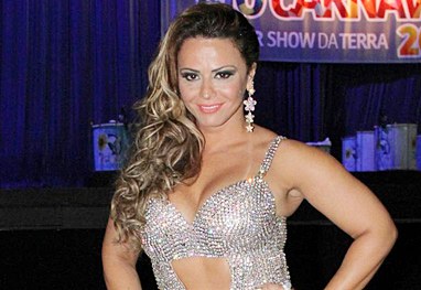 Viviane Araújo fica sem graça ao falar de ensaio nu de Vampeta