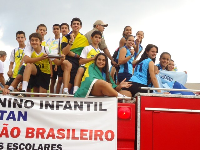 Carreata comemora vice-campeonato conquistado por meninas do vôlei de Cerejeiras