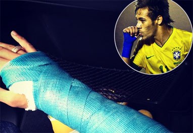 Depois de fazer gol da vitória do Brasil, Neymar engessa o punho