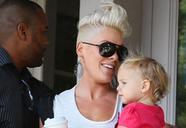 Com topete, Pink passeia com a filha Willow