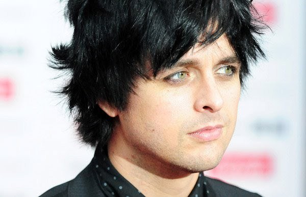 Após se irritar no palco, vocalista do Green Day vai para clínica de reabilitaçã