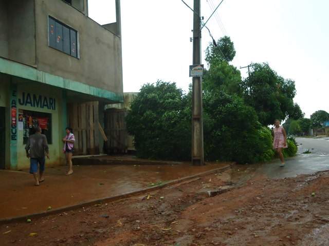 Temporal destelha casas e deixa parte da cidade sem luz; escola é atingida