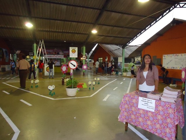 Escola de Cerejeiras realiza Feira do Conhecimento e alunos apresentam projetos