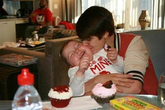 Justin Bieber lamenta morte de fã no Twitter