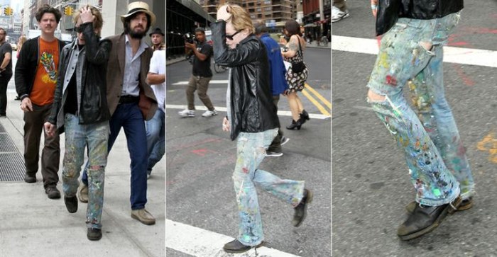 Macaulay Culkin aparece com calça cheia de tinta em Nova York, Estados Unidos