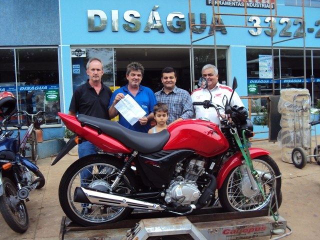 Sortudo: comerciante ganha moto sorteada para ajudar equipe do VEC