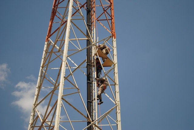 Bombeiros resgatam e identificam homem que ameaçava pular de torre de telefonia