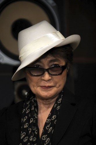 Yoko Ono expõe desenhos de John Lennon para celebrar aniversário do músico